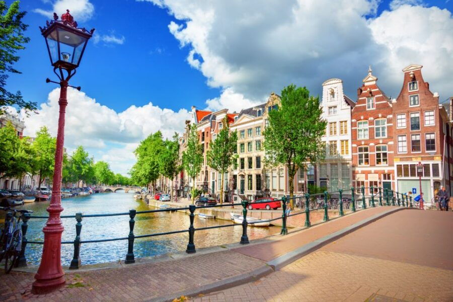 Amsterdam: City Exploration Game and Walking Tour