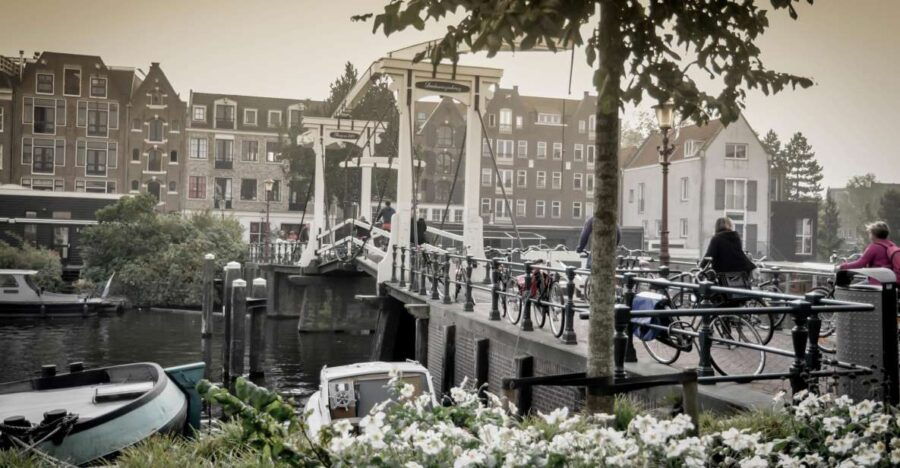 Amsterdam: Sightseeing Bike Tour With a French Guide - Good To Know