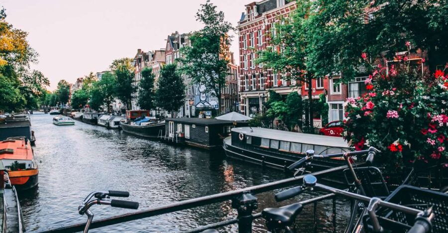 Amsterdam: Walking Tour Insta Photo Audio and Gps Guided