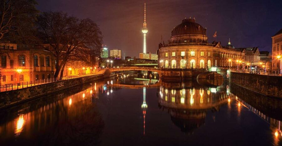Berlin at Night: Romantic Moon Boat Ride - Good To Know