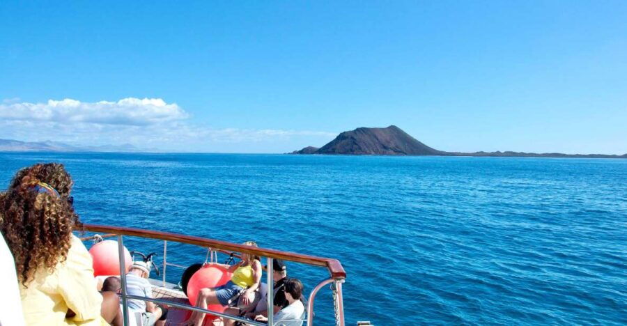 Corralejo: Roundtrip Ferry Ticket to Lobos Island With Entry