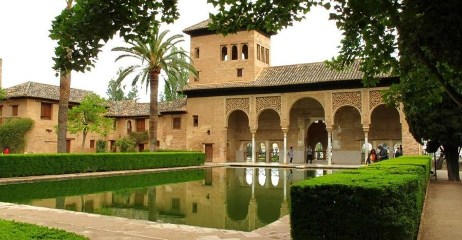 Granada: Alhambra and Generalife Gardens Guided Tour - Good To Know