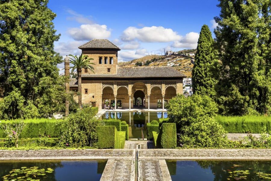 Granada: Alhambra, Gardens and Alcazaba Guided Tour - Good To Know