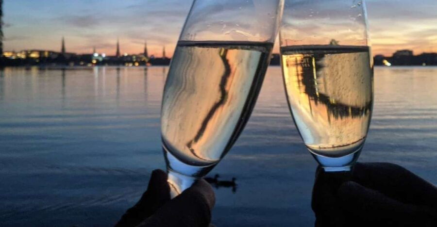 Hamburg: Private Sunset Van Tour With Welcome Drink - Good To Know