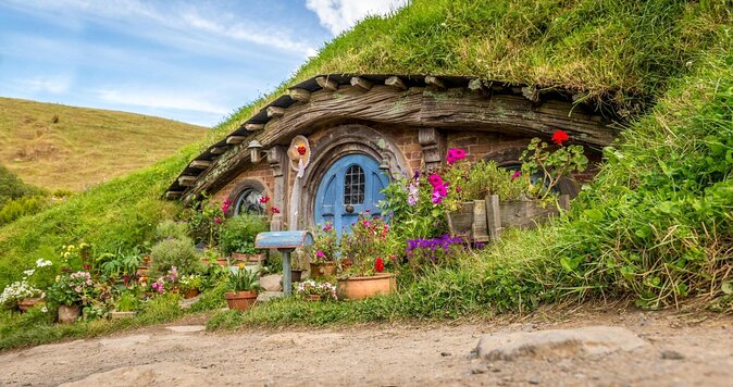 Hobbiton Movie Set and Waitomo Glowworm Caves Guided Day Trip From Auckland