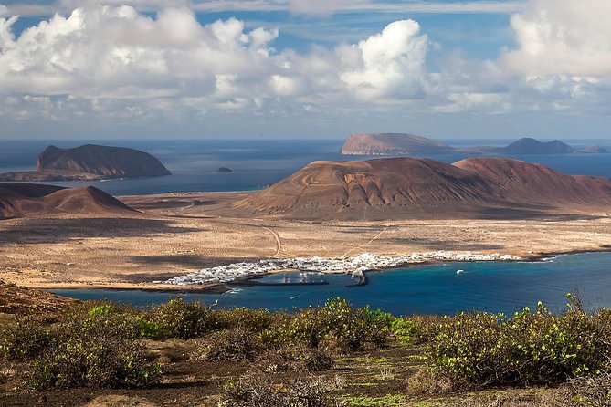 La Graciosa a Tu Disposición (Traslado En Autobús Y Boleto De Ferry De Regreso)
