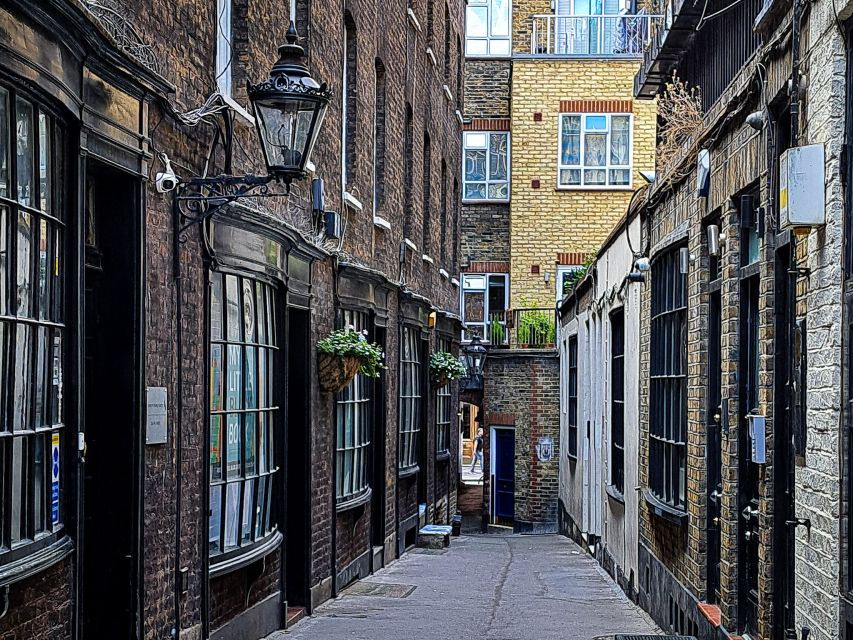 London: Central Dickens-themed Exploration Smartphone Game - Good To Know