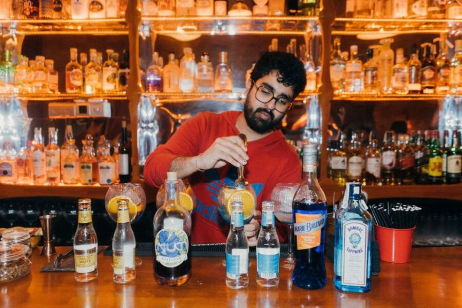 London: Drunken History Walking Tour With 4 Drinks - Good To Know