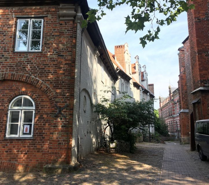 Lübeck: Backyards and Town Houses Private Guided Tour