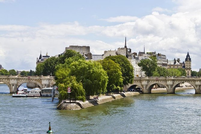 Notre Dame Quartier & Ile De La Cité Private 2-Hour Walking Tour in Paris
