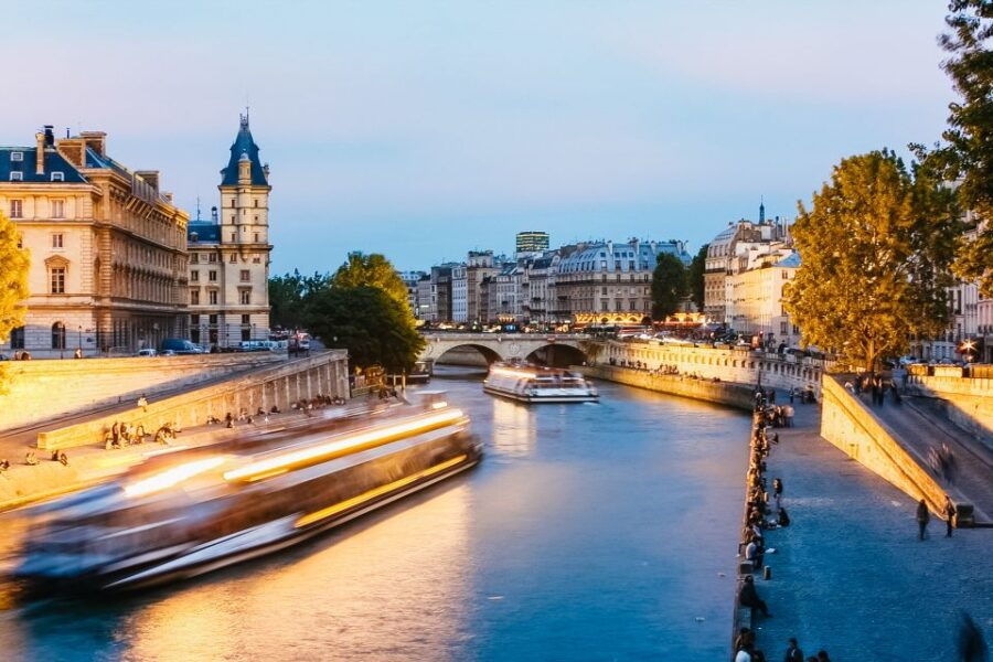 Paris: Night River Cruise On The Seine With Waffle Tasting - Good To Know