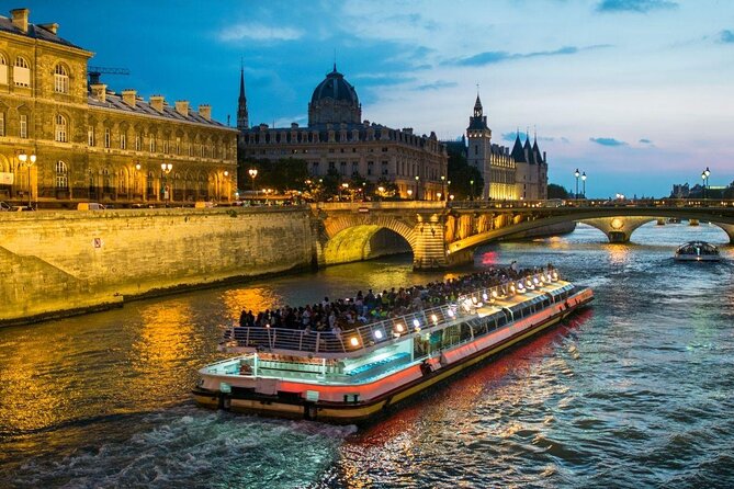 Paris Seine River Dinner Cruise With Live Music by Bateaux Mouches