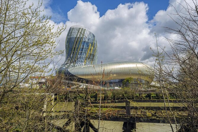 Prestige Commented Cruise Glass of Wine and Canelé in Bordeaux