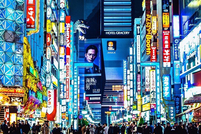 Private Shinjuku Evening Walking Tour With a Local Guide