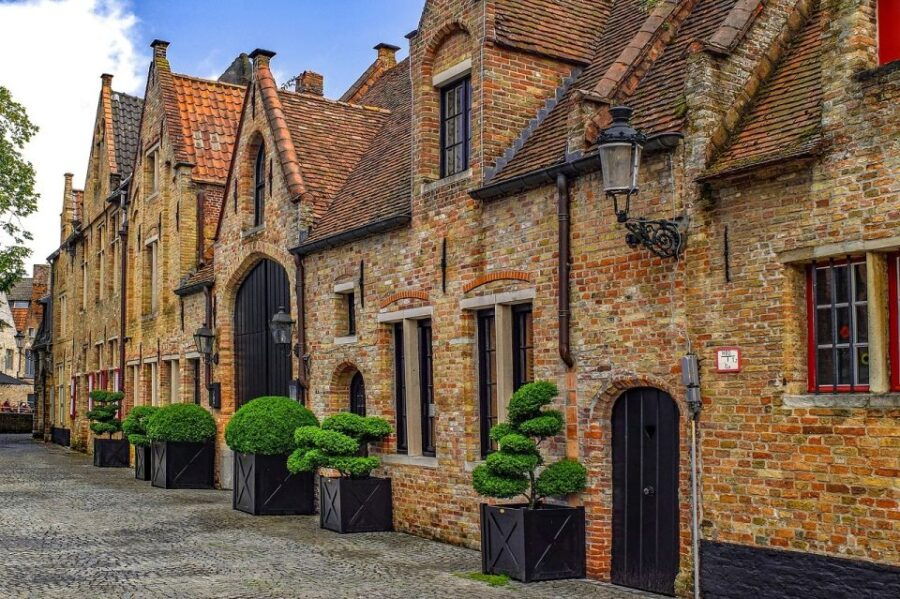 Private Sightseeing Tour to Bruges From Amsterdam - Good To Know