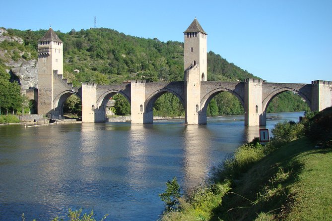St Cirq Lapopie and Pech Merle Cavern Tour From Toulouse