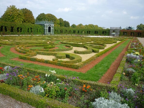 Vienna: Schönbrunn Palace Tour at 7 PM & Classical Concert