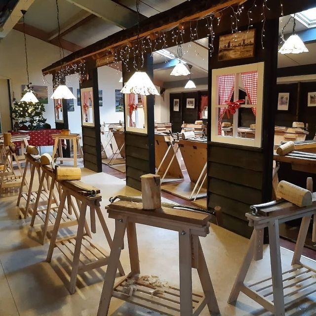 Volendam: 2-Hour Clogmaking Workshop and Cheese Tour