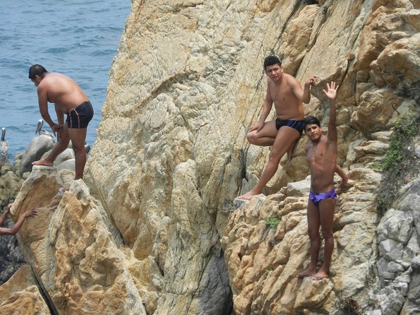 3-hour Iconic High Cliff Divers Shows & Flea Market Shopping Time - Pricing and Booking Details