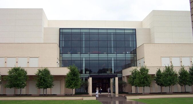 Dallas Best of Shopping Malls in the Luxury Private Limousine - Dallas Top Luxury Shopping Destinations