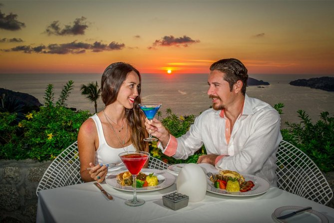 Divers Show and Luxury Dinner in Acapulco - Acapulcos Famous Cliff Diving Show