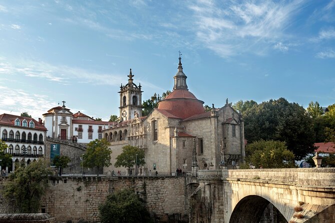 Douro Valley Historical Tour With Lunch, Winery Visit With Tastings and Panoramic Cruise - Positive Feedback on Guides