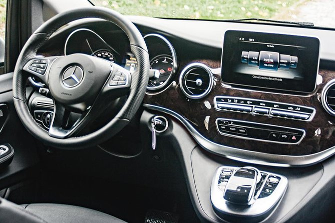 Granada Airport Private Arrival Transfer, Mercedes Minivan - Hassle-free Airport Pickup Experience