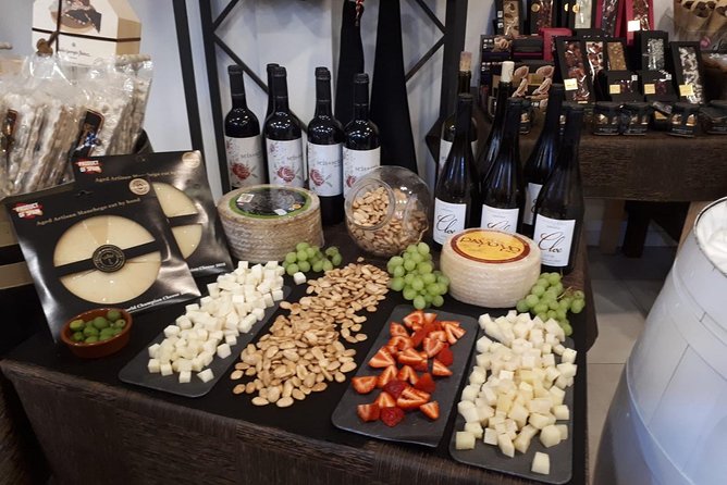 Marbella Old Town Tour With Tapas and Wines - Tour Duration and Group Size