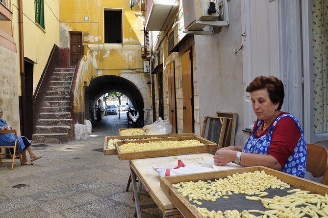 People of Bari Unusual Guided Tour - Explore Baris Old Town and Basilica