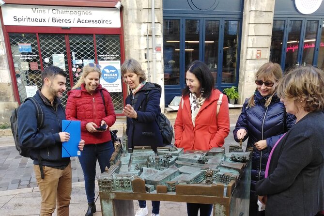 Private Bordeaux Walking Tour With La Cite Du Vin and a Canelé - Indulging in a Canelé Delight
