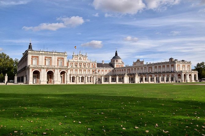 Private Full Day Tour From Madrid to Aranjuez and Chinchón With Hotel Pick up - Aranjuez: Royal Palace and Gardens