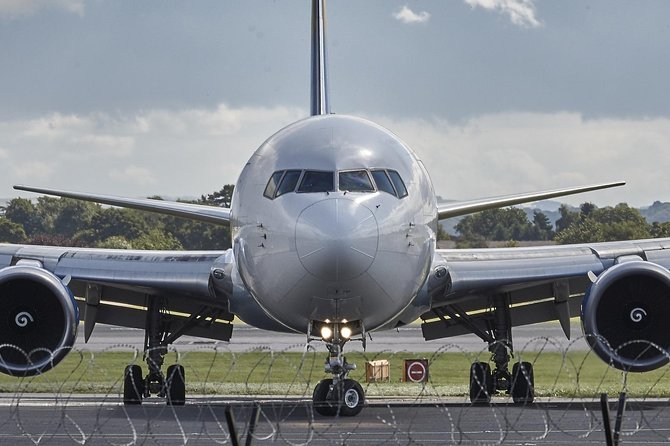 Private Manchester Arrival Transfer:Manchester Airport to Hotel / Accommodation - Booking and Availability