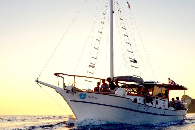 Santorini Caldera Sunset Traditional Cruise With Meal and Drinks - Visual Representation