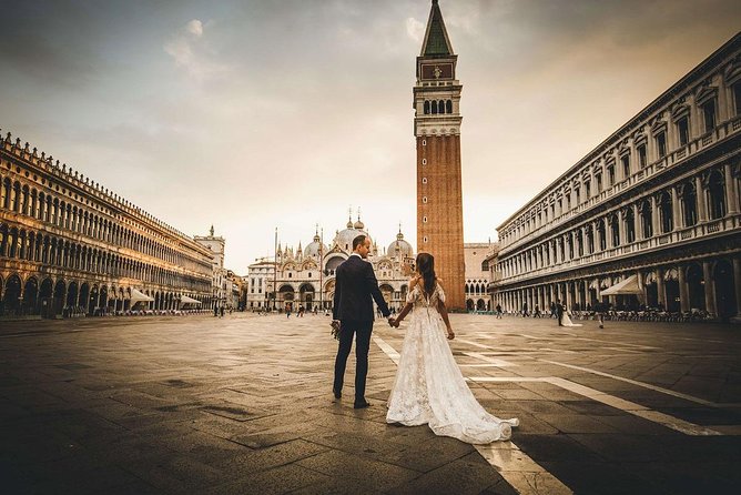 Sunrise Couple Photoshoot Tour - Exploring Venices Backstreets