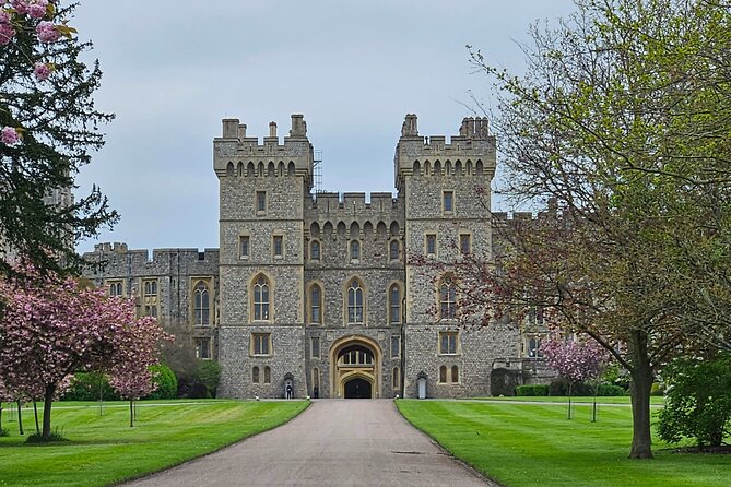 Transfer From Southampton to Heathrow via Stonehenge and Windsor - Visit Stonehenge