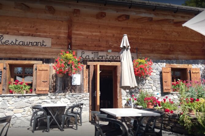 Trappeurs Evening : Snowshoeing and Dinner in a Mountain Refuge - Snowshoeing: Exploring the Winter Wonderland
