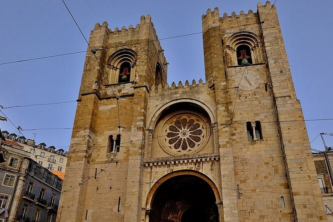 Tuk Tuk Experience Through the Historic Neighborhood of Alfama - Meeting and Pickup