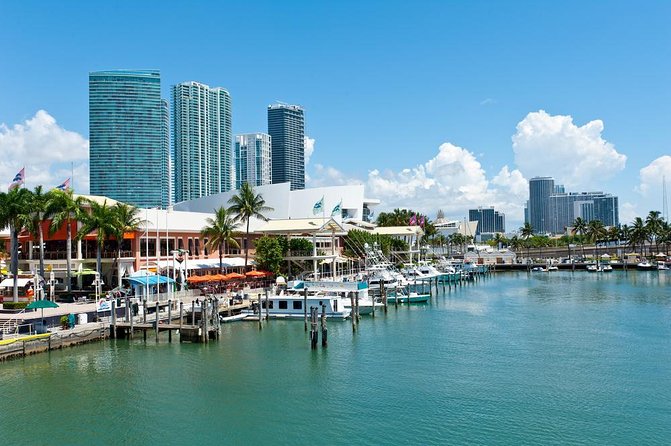 2 Hr Private Yacht Cruise in Miami With Champagne up to 10-12 Ppl
