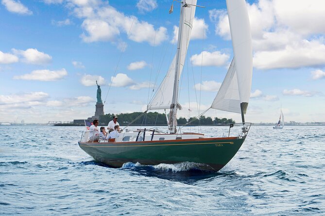1 Hour Private Charter in New York Harbor for up to 6 People - Meeting and Pickup