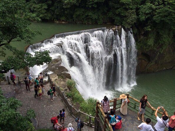 7-Hour Jiufen Night View, Shifen Waterfall & Raohe Market Tour - Raohe Market