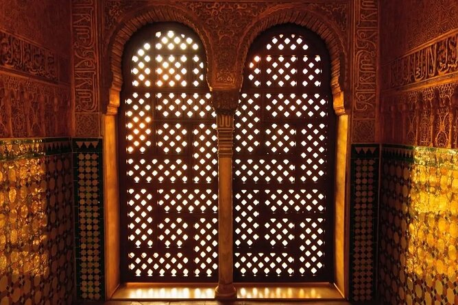 Alhambra and Nasrid Private Walking Tour With Food Tasting - Highlights of the Alhambra and Nasrid Palace