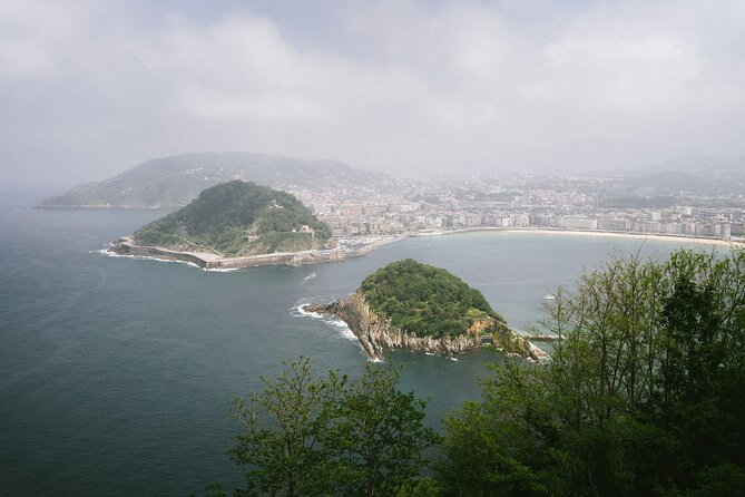 Best of San Sebastian Walking Tour With Boat Ride & Old Town - Explore San Sebastians Iconic Landmarks