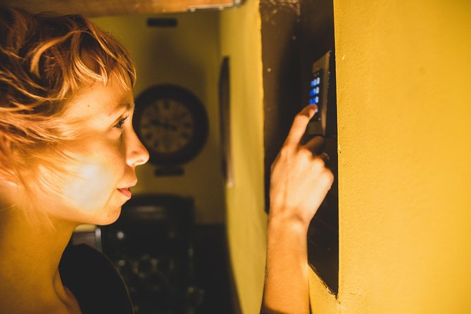 Chattanooga "The Inheritance Mystery Room" Escape Room Admission Ticket - Meeting and Pickup