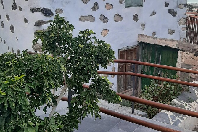 Four Doors: Archaeological Heritage by 2 Native Guides - Questions and Support for Cuatro Puertas Tour