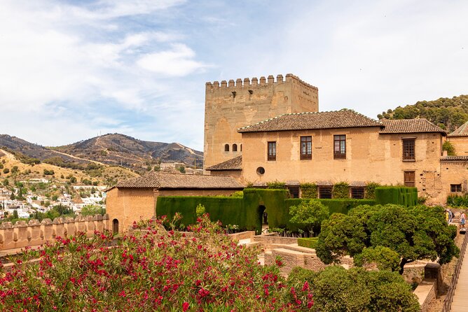 Granada (Alhambra) Scavenger Hunt and Sights Self-Guided Tour - Meeting and Pickup