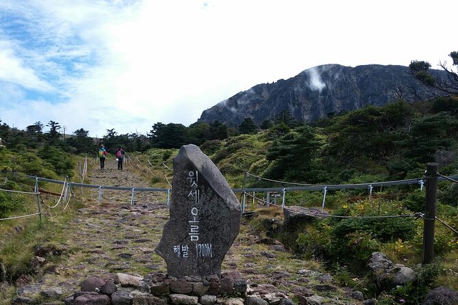 Jeju Island의 개인 택시로 한라산 하이킹 코스로 이동 - 편도 - Popular Hiking Routes on Mount Hallasan