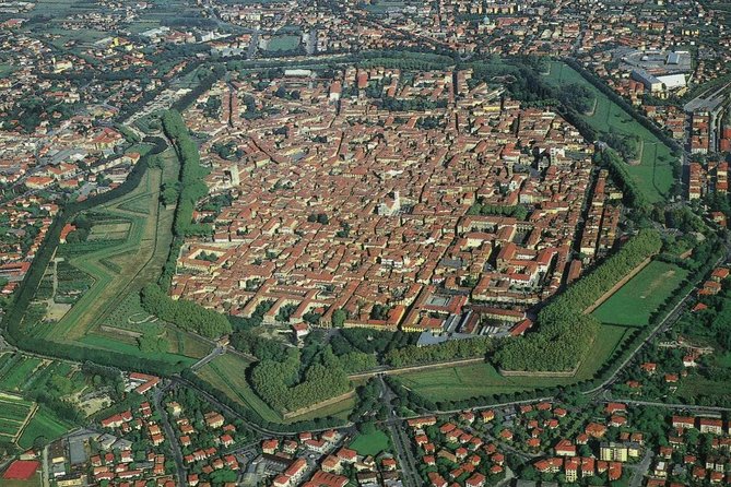 Lucca: Walking Tour of the City Centre and the Walls - Meeting Point and Starting the Tour