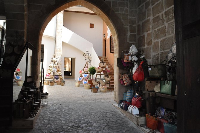 Mallorca Old Town Walking Tour With Cathedral Skip the Line Tour - Must-See Landmarks and Attractions in Old Town