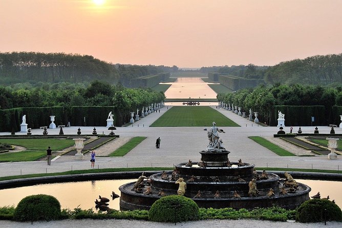 NEW Virtual Guided Tour of Monuments of Paris - Tour Guide Services