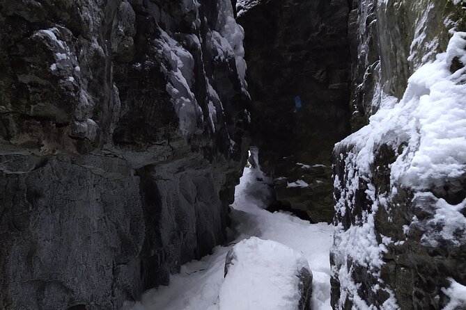 Private Singhampton Caves Snowshoe/Crampons, Collingwood/Blue Mtn - Inclusions